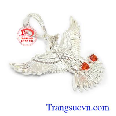 Mặt bạc nam đại bàng lớn phù hợp nhiều loại dây chuyền khác nhau, tôn lên nét sang trọng, đẳng cấp và cá tính cho phái mạnh