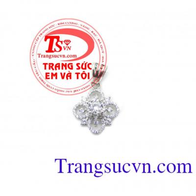 Mặt cánh hoa vàng trắng 18k rất được phái đẹp ưa chuộng, là món quà tặng ý nghĩa cho người yêu thương