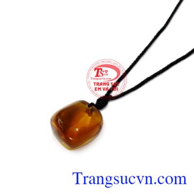 Trang sức được làm từ đá amber sẽ giúp người đeo có được thần thái, khí sắc hồng hào, tinh thần minh mẫn, phấn chấn