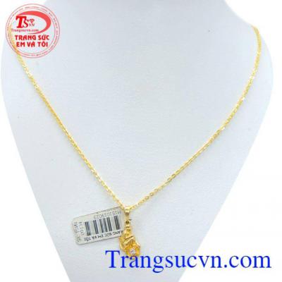 Mặt dây bộ dây chuyền vàng là món quà ý nghĩa dành cho người thân, bạn bè.