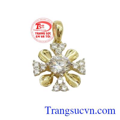 Mặt dây chuyền hoa vàng đẹp là sản phẩm mặt dây vàng tây đẹp được nhiều người yêu thích