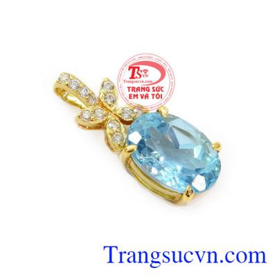 Sản phẩm là sự kết hợp hài hòa giữa đá topaz thiên nhiên và vàng tây 10k bền đẹp