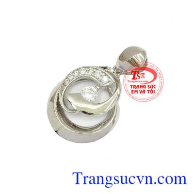 Mặt dây đá trắng dễ dàng kết hợp với dây chuyền vàng