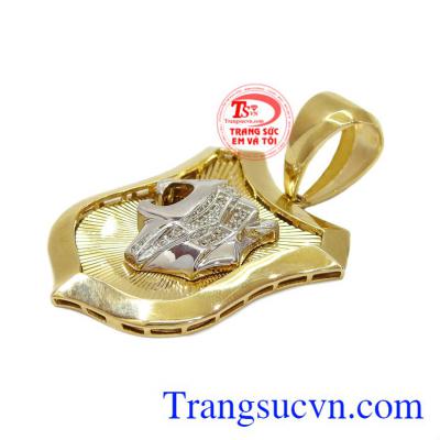 Sản phẩm có thể kết hợp với dây chuyền vàng.