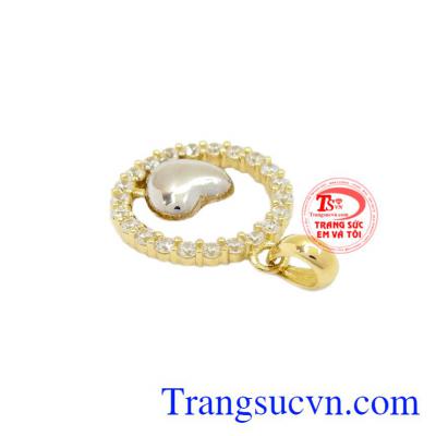 dễ dàng kết hợp với dây chuyền khác nhau, tạo nên dấu ấn riêng cho người đeo.