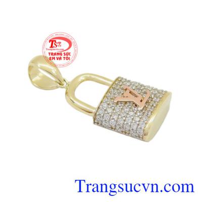 Mặt dây ổ khóa Korea tôn lên vẻ hiện đại, trẻ trung cho phái nữ.