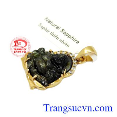 Sản phẩm có thể kết hợp với dây chuyền vàng.