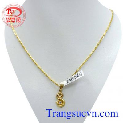 Mặt dây rắn kết hơp dây chuyền đường nét tinh xảo, tạo lên nét quyến rũ cho phái đẹp.