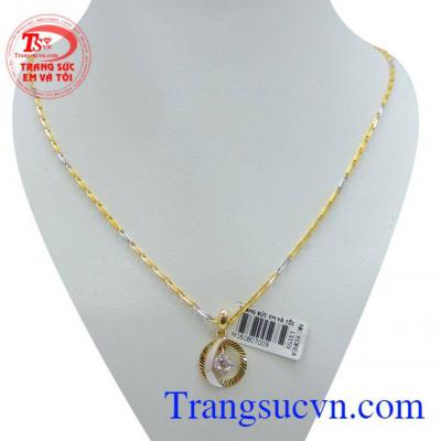 Mặt dây vàng tây + Dây chuyền mặt dây chuyền vàng nữ tươi đẹp tạo nên bộ sản phẩm quý phái.