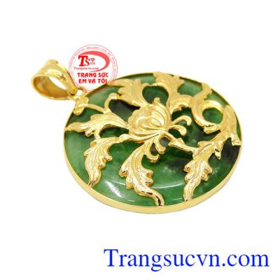 Mặt đồng tiền ngọc bọc hoa cúc làm nổi bật vẻ sang trọng đẳng cấp cho người đeo.