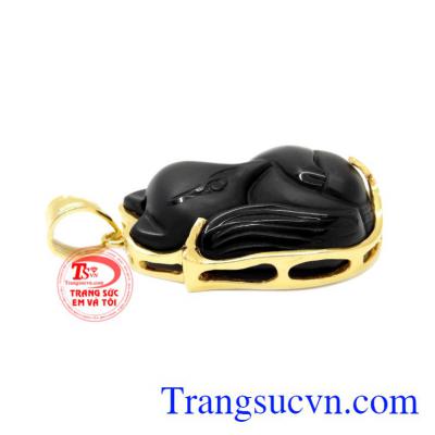 Sản phẩm có thể kết hợp với dây da bọc vàng.