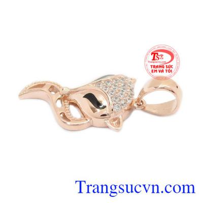 Mặt hồ ly Korea có thể kết hợp với nhiều loại dây chuyền vàng.