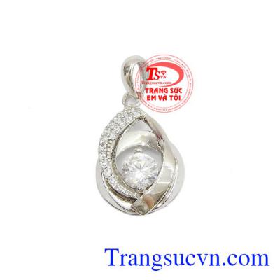 Mặt nữ món quà yêu thương 20-10, mặt dây chuyền vàng kết hợp với bộ trang sức là món quà vô cùng ý nghĩa dành cho phái đẹp nhân ngày kỉ niệm