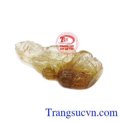 Mặt phật bà thạch anh tóc tài lộc được chạm khắc tinh tế, đẹp mắt và rất sang trọng.