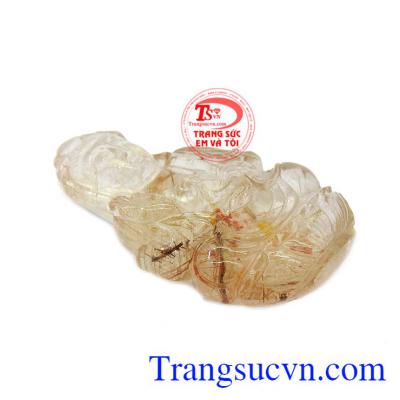 Mặt phật bà thạch anh tóc tinh tế được chạm khắc tỉ mỉ và sang trọng.