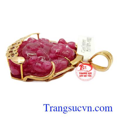 Mặt Phật Di Lặc Ruby thiên nhiên có thể kết hợp với dây chuyền vàng, dây da bọc vàng.