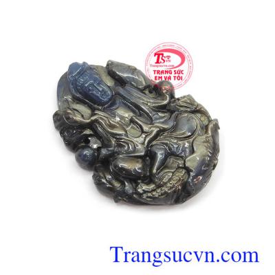 Mặt Quan Âm Sapphire bình an trong phong thủy là biểu tượng cho lòng nhân hậu, thánh thiện