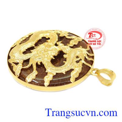 Mặt thạch anh tóc bọc vàng có thể kết hợp với dây chuyền vàng hoặc dây da bọc vàng.