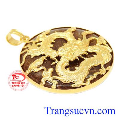Sản phẩm được chế tác từ đá thạch anh tóc thiên nhiên bọc vàng 18k.