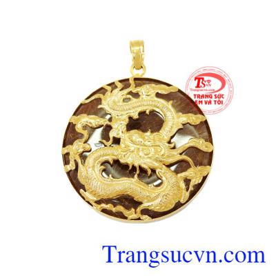Mặt thạch anh tóc bọc vàng là sản phẩm thiết kế, tinh xảo, tỉ mỉ, chạm khắc rồng.