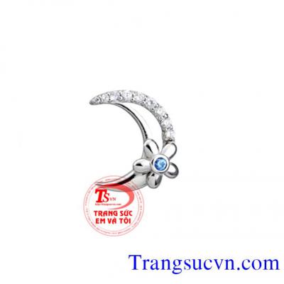 Mặt trăng đá saphir ánh trăng khuyết hẹn thề, lãng mạn, ánh trăng soi sáng kết hợp với đá sapphire tạo nên mặt dây chuyền vô cùng nổi bật.