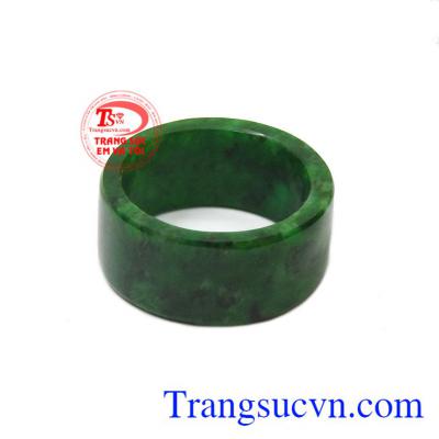 Nhẫn cẩm thạch thiên nhiên tài lộc thích hợp dành cho nhiều mệnh.