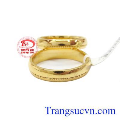 Với thiết kế đơn giản nhưng vẫn tinh tế thích hợp với các cặp đôi yêu thích sự đơn giản trang nhã,Nhẫn cưới trơn vàng