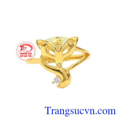 Nhẫn hồ ly tinh tế được chế tác từ vàng tây sáng bóng, bền đẹp.