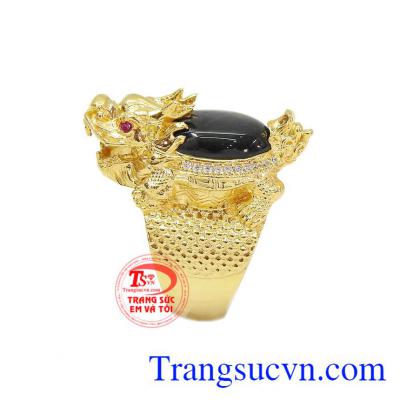 Sự kết hợp vàng tây 14k cùng đá sapphir thiên nhiên tạo sự sang trọng và lịch lãm. 