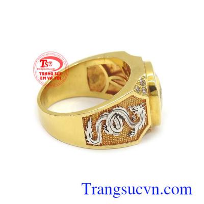 Nhẫn nam Sapphire vàng rồng với đá saphie trong phong thủy là biểu tượng của tình yêu, hôn nhân bền vững, sự giàu có và lòng chung thủy, được mọi người lựa chọn như lá bùa hộ mệnh cho bản thân