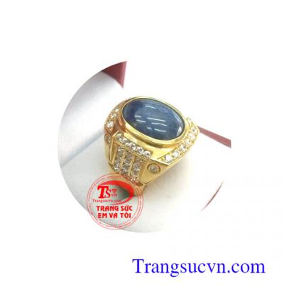 Nhẫn nam vàng đá Sapphire được tin là giúp bạn nhận được những tri thức,mang năng lượng tốt  may mắn,Đá sapphire có tác dụng giúp con người trở nên bình tĩnh, chế ngự tính nóng,thói sấu Uy Tín Chất lượng