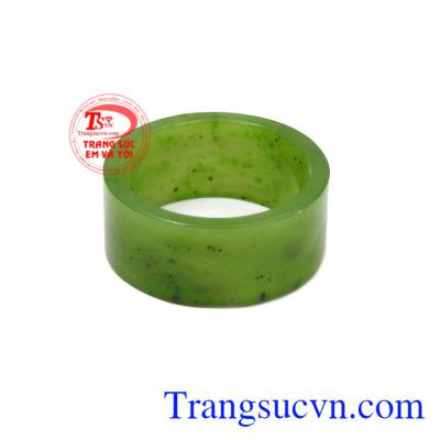 Nhẫn nepherite thiên nhiên sang trọng chế tác kiểu bản vuông thích hợp cho phái mạnh. 