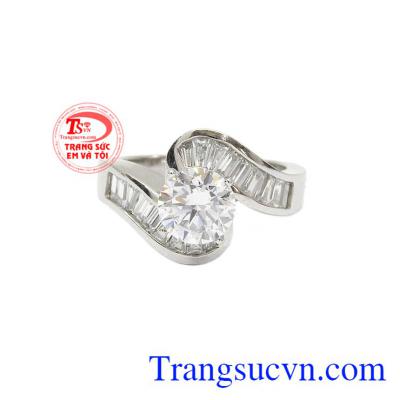 Thiết kế ổ nhẫn tinh xảo được gắn thêm đá CZ 7mm làm tăng phần nổi bật cho sản phẩm