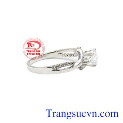 Sản phẩm làm tôn lên vẻ nữ tính dịu dàng cho phái nữ nhưng vẫn không kém phần nổi bật trong đám đông