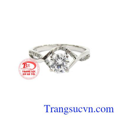 Với thiết kế ổ nhẫn tinh xảo gắn đá kim cương nhân tạo