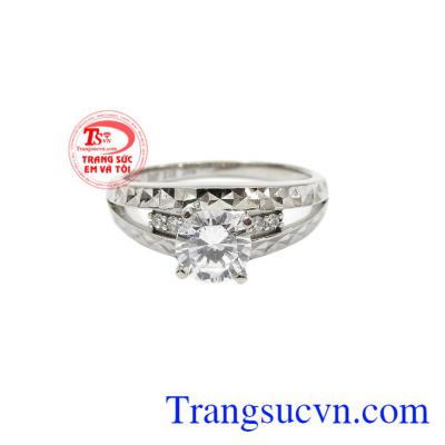 Nhẫn được thiết kế sang trọng, lộng lẫy, thể hiện nét quý phái, kiêu sa cho người đeo