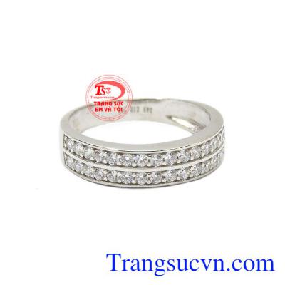 Nhẫn nữ Korea vàng trắng dịu dàng được kết hợp từ vàng trắng 10k và rất nhiều viên đá cz nhỏ xinh lấp lánh.