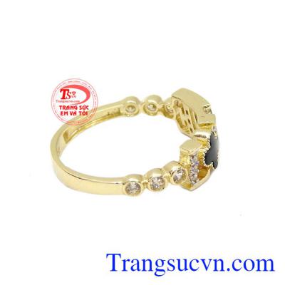 Sản phẩm chế tác từ vàng tây 10k bền đẹp.