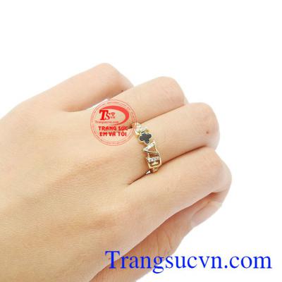 Nhẫn nữ có thể kết hợp cùng nhiều trang phục và phụ kiện.