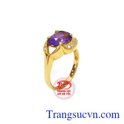 Nhẫn nữ thạch anh tím 18k được chạm khắc tinh xảo, bền đẹp và chất lượng