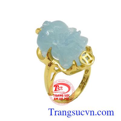 Nhẫn nữ tỳ hưu ngậm tiền aquamarine là sản phẩm nhẫn được chế tác tinh tế sắc nét kết hợp với tỳ hưu aquamarin đẹp