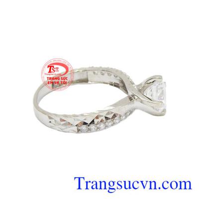 Sản phẩm chế tác từ vàng trắng 10k đảm bảo độ bền đẹp.