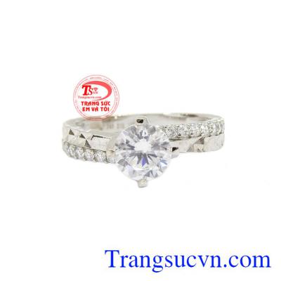 Nhẫn nữ vàng trắng kiều diễm được nhập khẩu từ Hàn Quốc mang phong cách trẻ trung và nổi bật. 