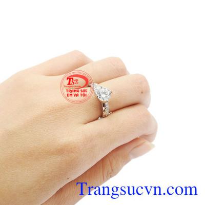 Việc kết hợp cùng đá cz càng giúp cho sản phẩm thêm lấp lánh hơn.