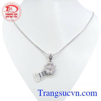 Nữ trang vàng trắng bộ họa đẹp hợp thời trang và sang trọng quý phái dễ kết hợp với trang phục.