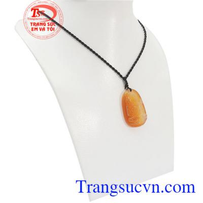 Phật bản mệnh tuổi Ngọ đá mã não là sản phẩm đẹp được điêu khắc tinh tế, sắc nét