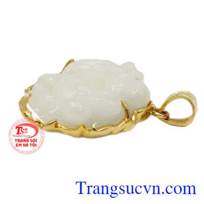 Phật sapphire bạch ngọc có thể kết hợp với dây chuyền vàng.