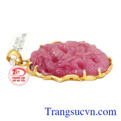 Sản phẩm có thể kết hợp với dây chuyền vàng.