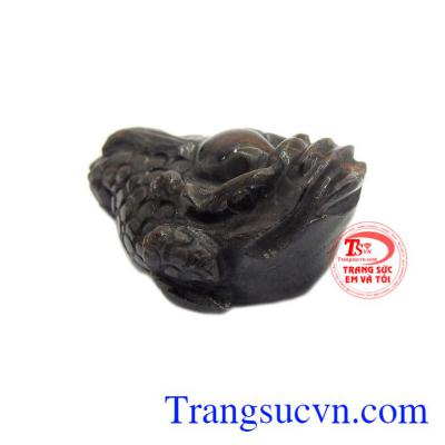 Thiềm thừ Sapphire chất lượng được chế tác từ đá Sapphire thiên nhiên.