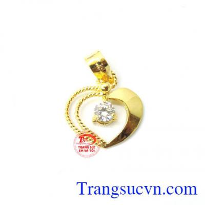 Trái tim vàng tình yêu là mặt dây chuyền phù hợp nhiều loại dây chuyền khác nhau, mang lại sự trẻ trung và sang trọng